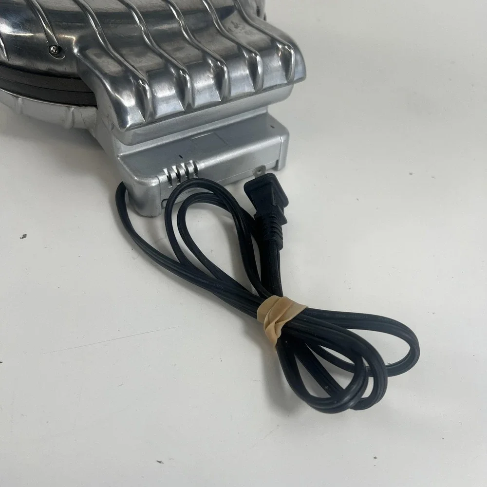 VillaWare UNO Belgian Waffle Maker Silver Round Waffler‎ 2002 1000W Electric